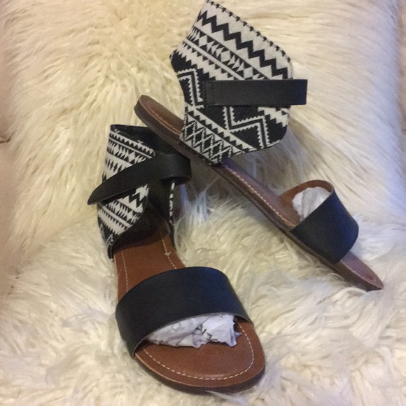 Bumper Shoes - Black and white tribal print sandals 👡 size 10